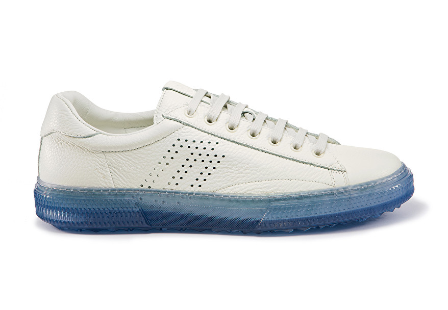 Sporty sneakers with translucent sole 